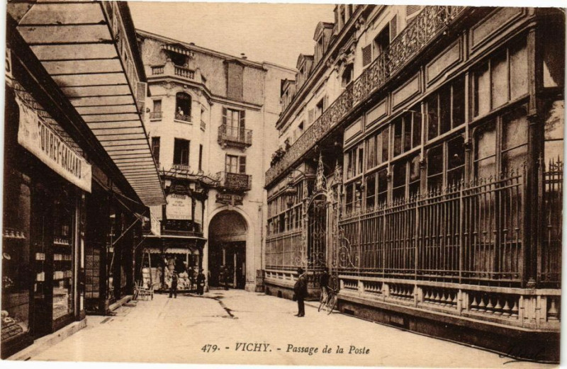 Carte postale ancienne Vichy Passage de la Poste à Vichy