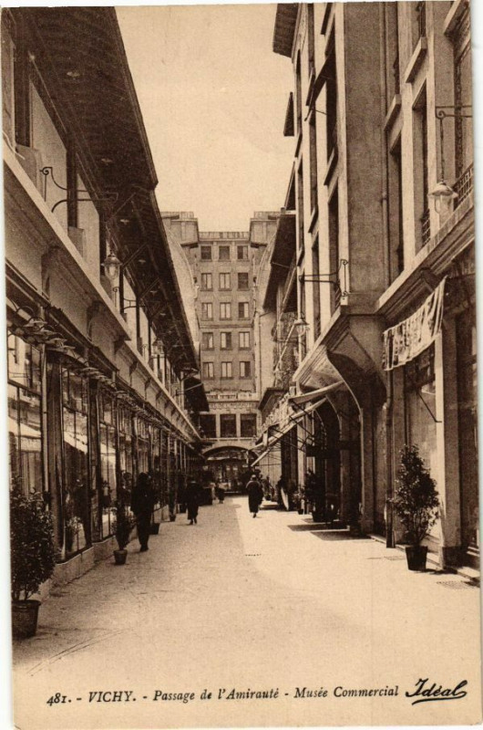 Carte postale ancienne Vichy Passage de l'Amirauté-Musée Commercial à Vichy