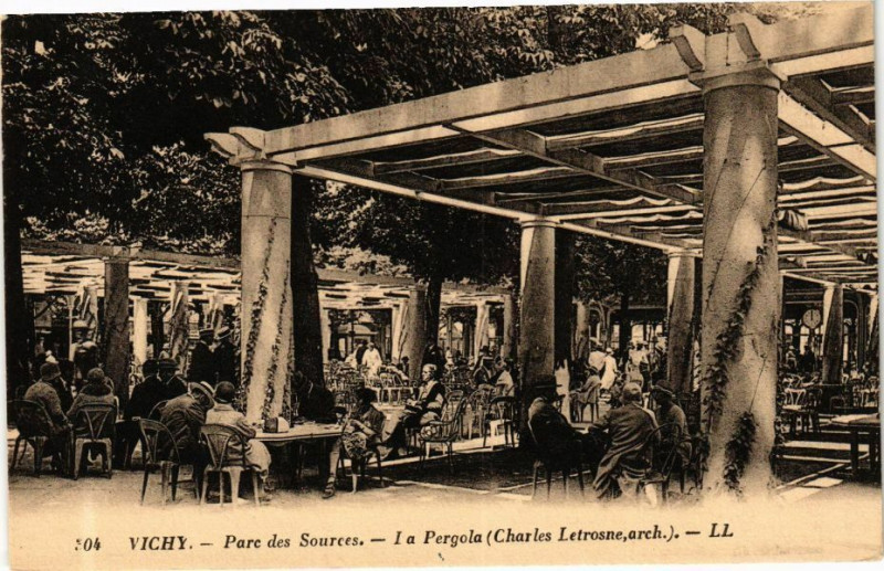 Carte postale ancienne Vichy Parc des Sources-La Pergola à Vichy