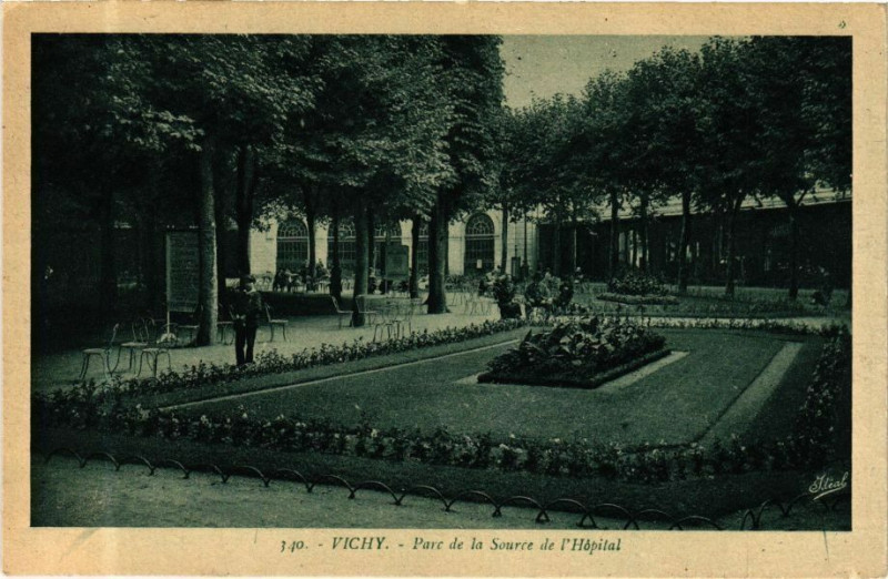 Carte postale ancienne Vichy Parc de la Source de l'Hopital à Vichy
