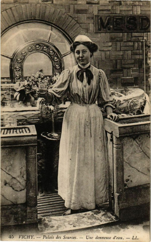 Carte postale ancienne Vichy Palais des Sources-Une donneuse d'eau à Vichy