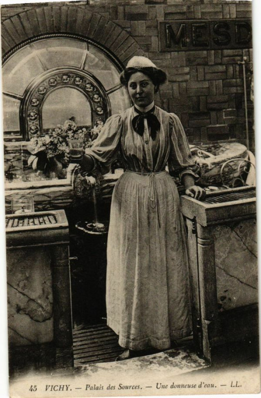 Carte postale ancienne Vichy Palais des Sources-Une donneuse d'eau à Vichy