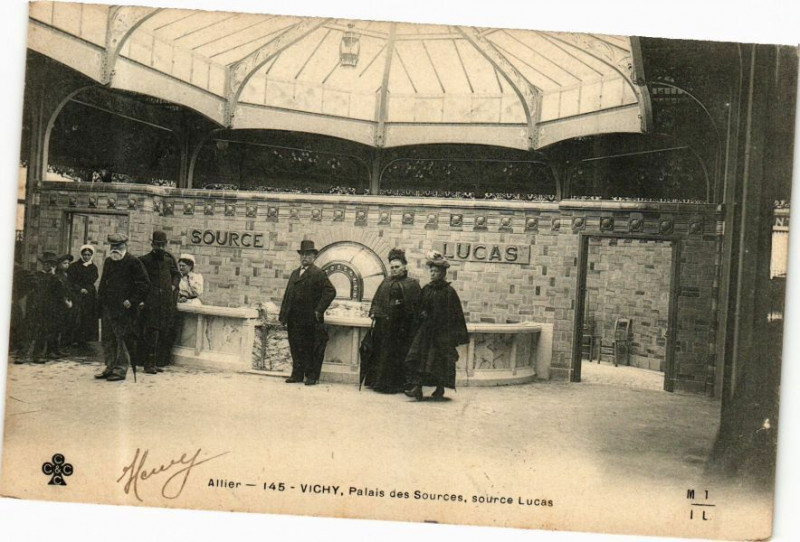 Carte postale ancienne Vichy Palais des Sources Source Lucas à Vichy
