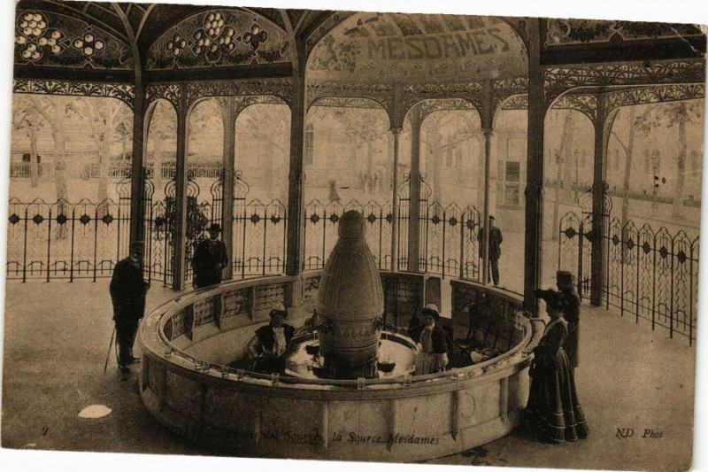 Carte postale ancienne Vichy Palais des Sources Mesdames à Vichy