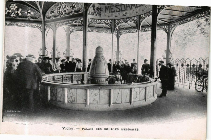 Carte postale ancienne Vichy Palais des Sources Mesdames à Vichy