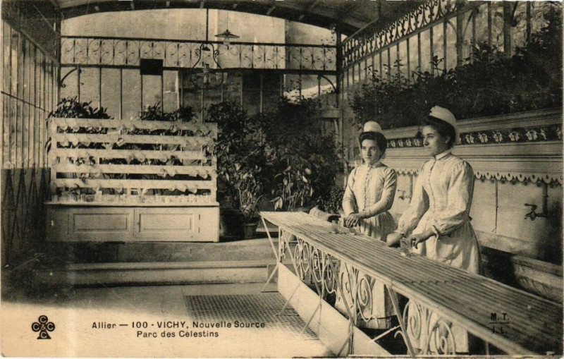 Carte postale ancienne Vichy Nouvelle Source-Parc des Célestins à Vichy
