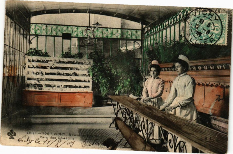 Carte postale ancienne Vichy Nouvelle Source-Parc des Célestins à Vichy