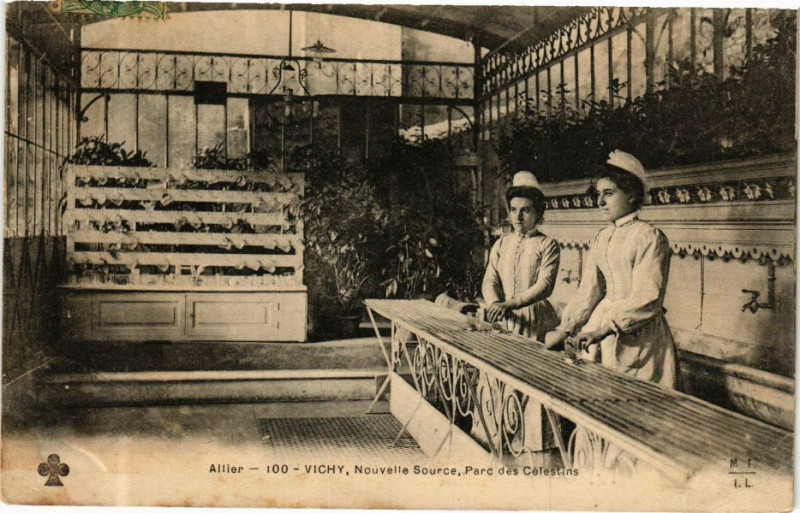 Carte postale ancienne Vichy Nouvelle Source Parc des Célestins à Vichy