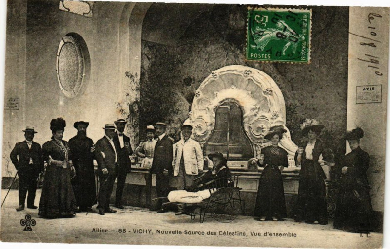 Carte postale ancienne Vichy Nouvelle Source des Célestins Vue d'ensemble à Vichy