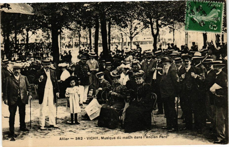 Carte postale ancienne Vichy Musique du matin dans l'Ancien Parc à Vichy