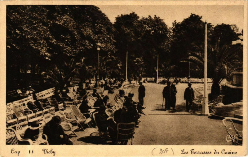 Carte postale ancienne Vichy Les Terrasse du Casino à Vichy