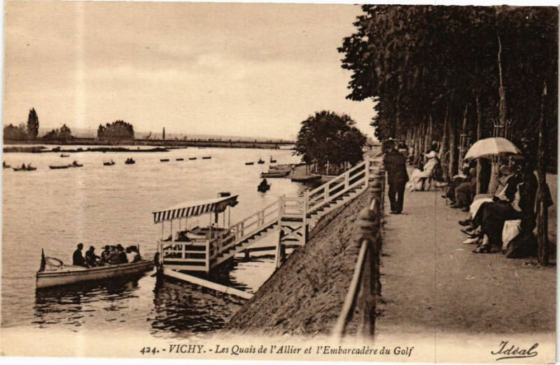 Carte postale ancienne Vichy Les Quais de l'Allier et l'Embarcadére du Golf à Vichy