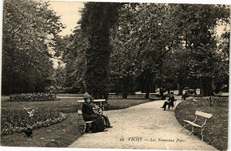 Carte postale ancienne Vichy Les Nouveaux Parcs à Vichy