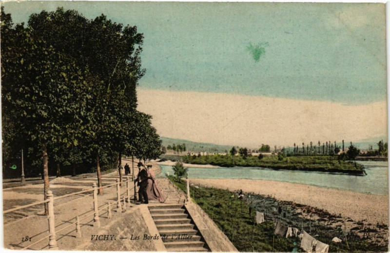 Carte postale ancienne Vichy Les Bords de l'Allier à Vichy