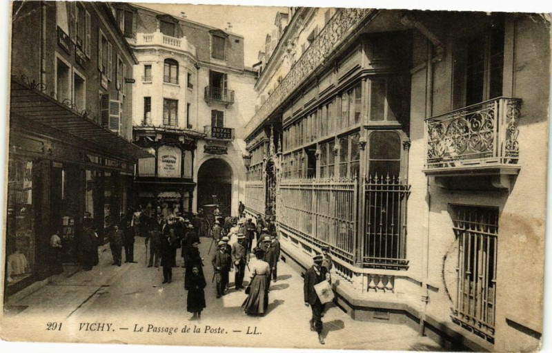 Carte postale ancienne Vichy Le Passage de la Poste à Vichy