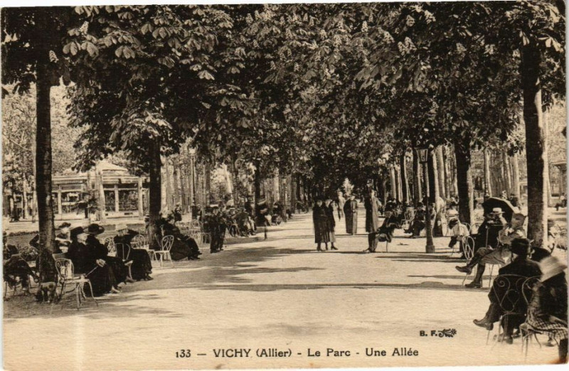 Carte postale ancienne Vichy Le Parc-Une Allée à Vichy
