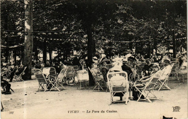 Carte postale ancienne Vichy Le Parc du Casino à Vichy