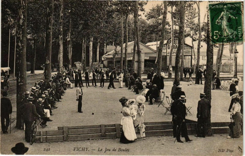 Carte postale ancienne Vichy Le Jeu de Boules à Vichy