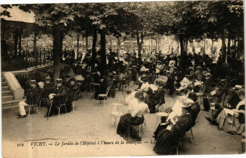 Carte postale ancienne Vichy Le Jardin de l'Hopital a l'Heure de la musique à Vichy