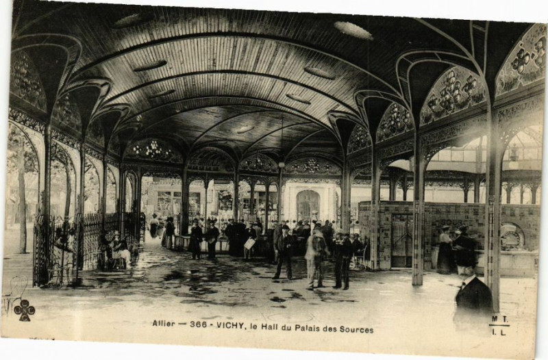 Carte postale ancienne Vichy Le Hall du Palais des Sources à Vichy