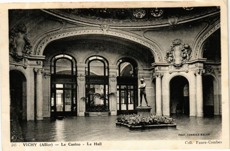Carte postale ancienne Vichy Le Casino-Le Hall à Vichy