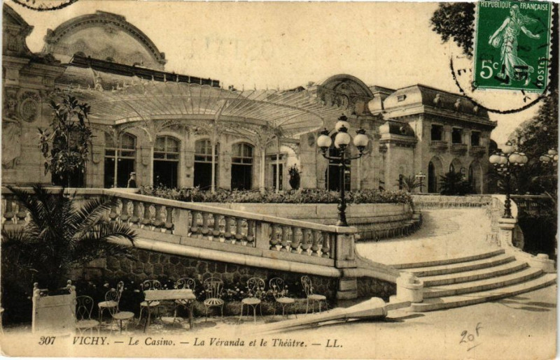 Carte postale ancienne Vichy Le Casino-La Véranda et le Théatre à Vichy