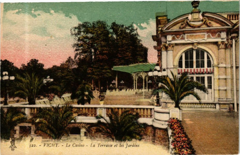 Carte postale ancienne Vichy Le Casino-La Terrasse et les Jardins à Vichy
