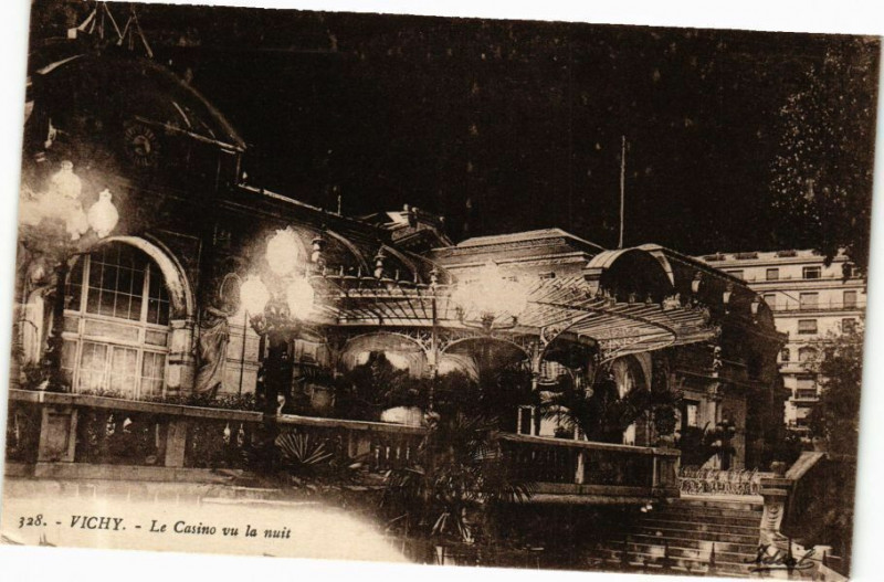Carte postale ancienne Vichy Le Casino vu la nuit à Vichy