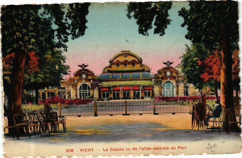 Carte postale ancienne Vichy Le Casino vu de l'allée centrale du Parc à Vichy