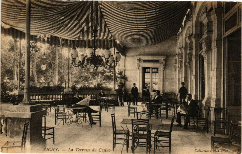 Carte postale ancienne Vichy La Terrasse du Casino à Vichy
