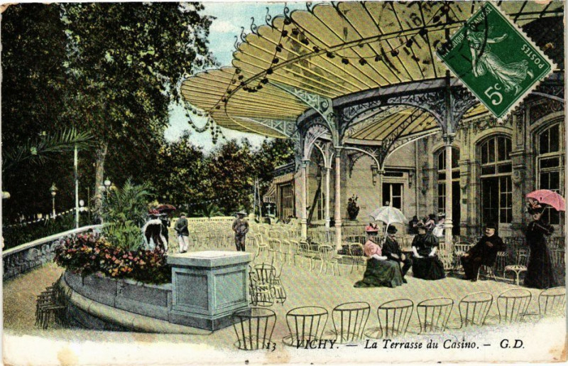 Carte postale ancienne Vichy La Terrasse du Casino à Vichy