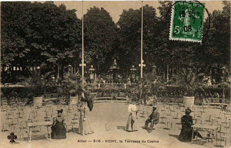 Carte postale ancienne Vichy La Terrasse du Casino à Vichy