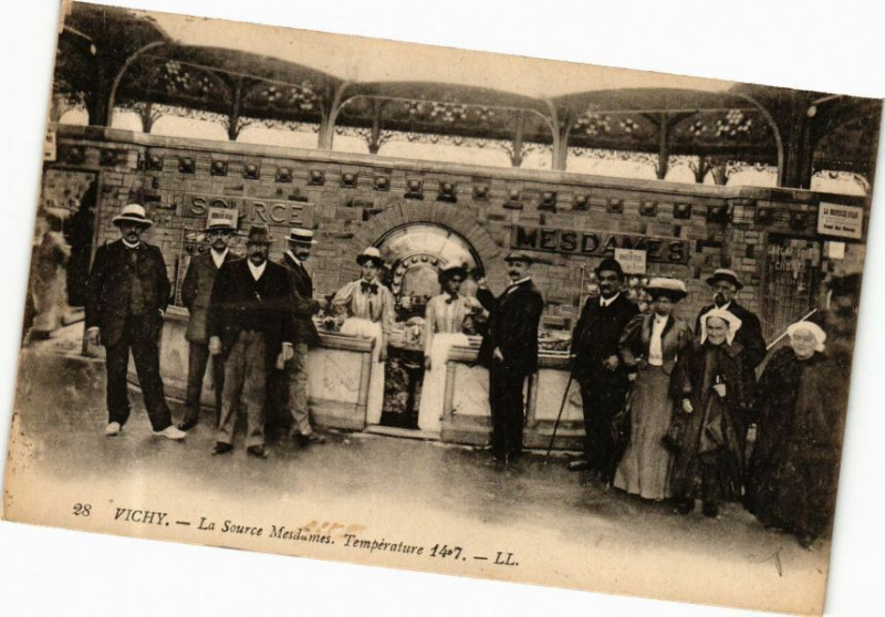 Carte postale ancienne Vichy La Source Mesdames-Température à Vichy