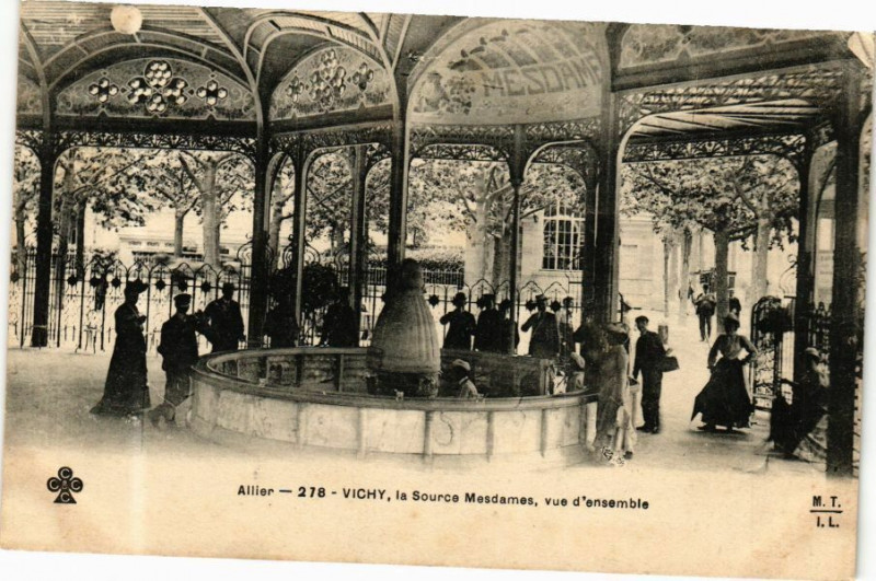 Carte postale ancienne Vichy La Source Mesdames vue d'ensemble à Vichy