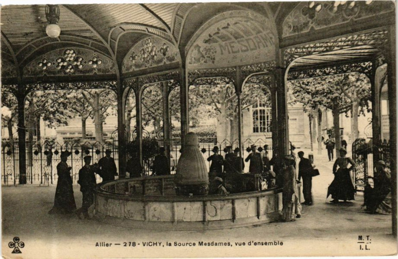 Carte postale ancienne Vichy La Source Mesdames vue d'ensemble à Vichy