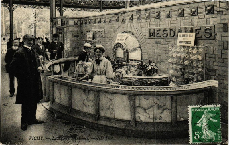 Carte postale ancienne Vichy La Source Mesdames à Vichy