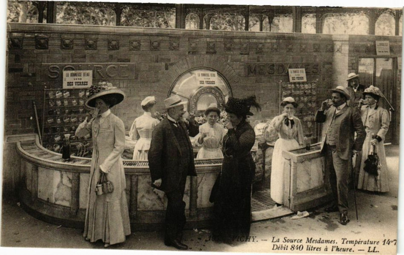 Carte postale ancienne Vichy La Source Mesdames à Vichy