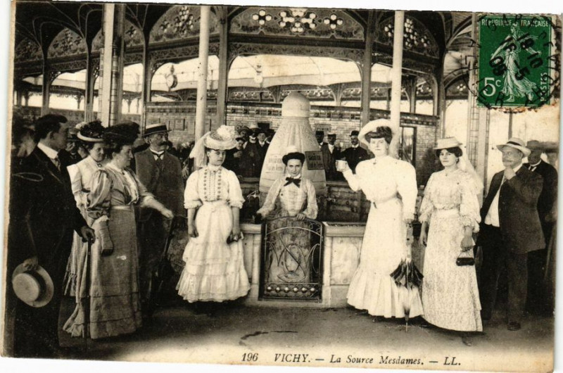 Carte postale ancienne Vichy La Source Mesdames à Vichy