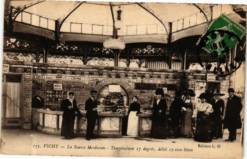 Carte postale ancienne Vichy La Source Mesdames à Vichy