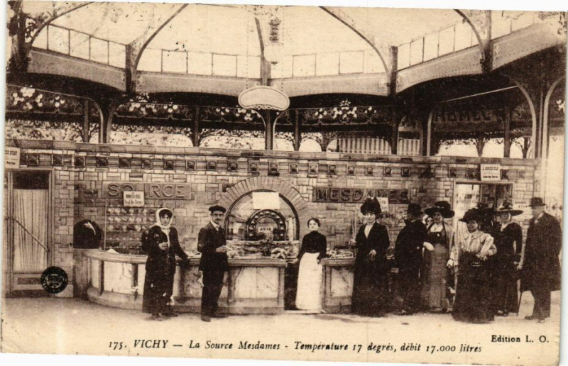 Carte postale ancienne Vichy La Source Mesdames à Vichy