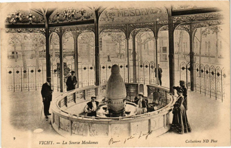 Carte postale ancienne Vichy La Source Mesdames à Vichy