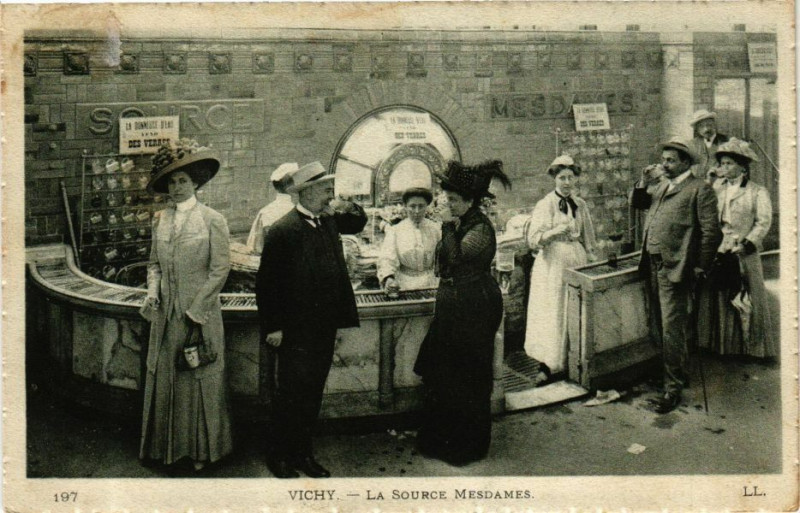 Carte postale ancienne Vichy La Source Mesdames à Vichy