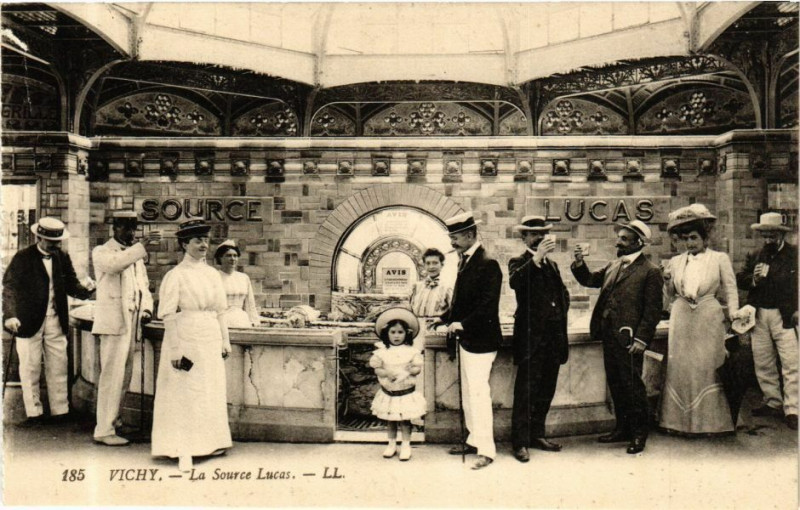 Carte postale ancienne Vichy La Source Lucas à Vichy