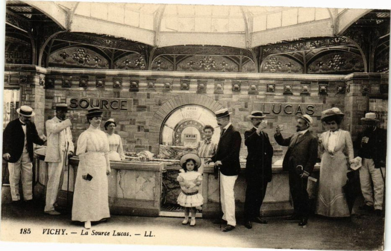 Carte postale ancienne Vichy La Source Lucas à Vichy