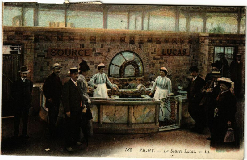 Carte postale ancienne Vichy La Source Lucas à Vichy
