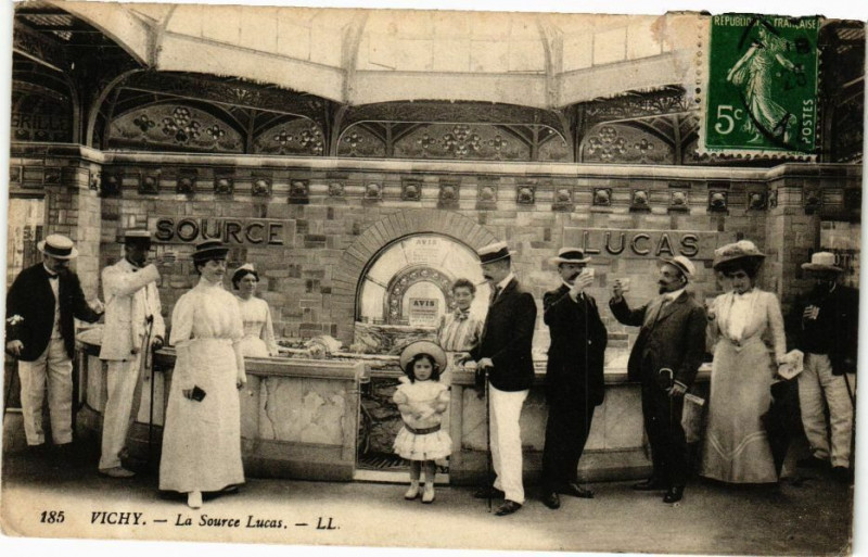 Carte postale ancienne Vichy La Source Lucas à Vichy