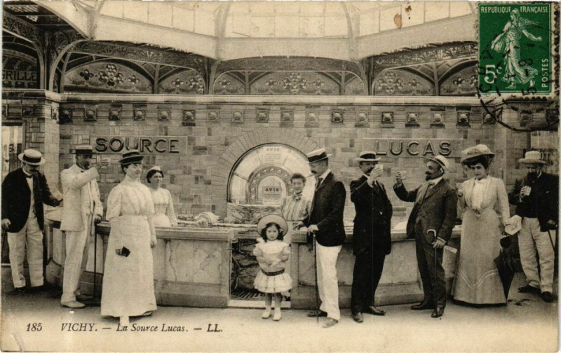 Carte postale ancienne Vichy La Source Lucas à Vichy