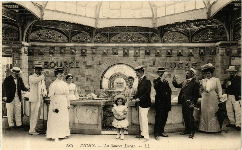 Carte postale ancienne Vichy La Source Lucas à Vichy
