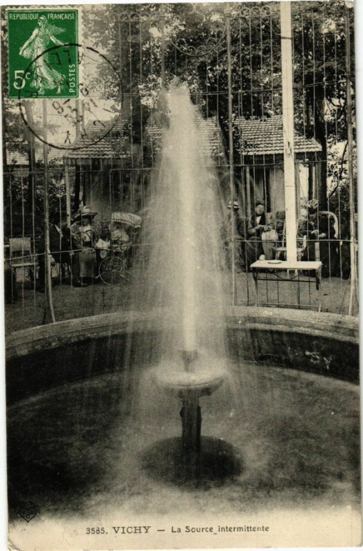 Carte postale ancienne Vichy La Source intermittente à Vichy