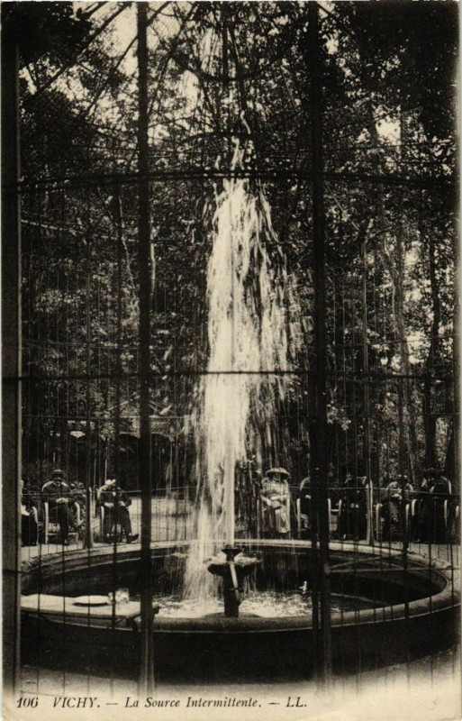 Carte postale ancienne Vichy La Source Intermittente à Vichy